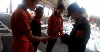 小學(xué)生到國門為“邊檢女神”送上節(jié)日祝福